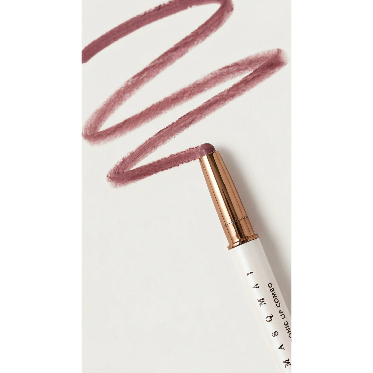 MASQMAI Lūpų pieštukas ir balzamas viename - Iconic Lip Combo BURNT KISS, 0.45 g 4 MASQMAI Lūpų pieštukas ir balzamas viename - Iconic Lip Combo BURNT KISS, 0.45 g 4